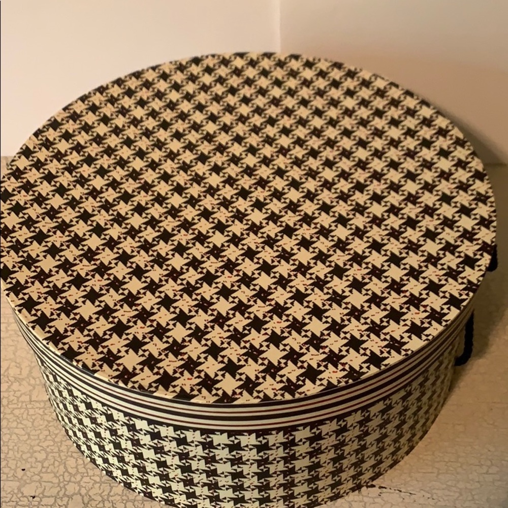 Adorable Black, white, red 13” hat box